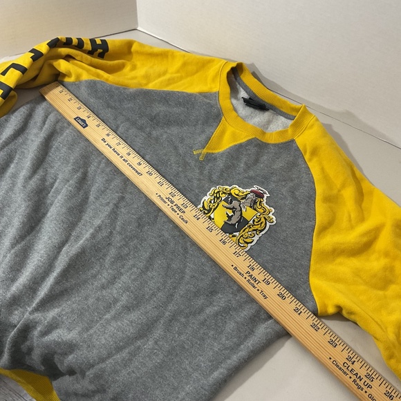 The Wizarding World Hufflepuff Gray Yellow Hogwarts Pullover Sweater Size Medium - Picture 3 of 8